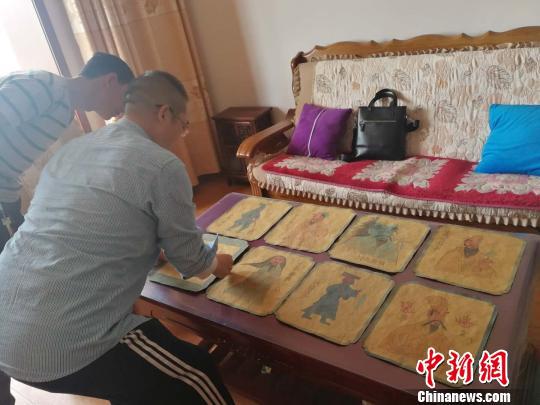 王永忠正在介绍8幅壁画蓝本底稿。 李吉毅 摄