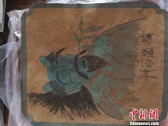 8幅壁画内容以水墨画的形式绘制在较为粗糙且略微发黄的长方形草纸上,其边缘用蓝色颜料勾画出在绘画上称为“开光”的边框。 李吉毅 摄