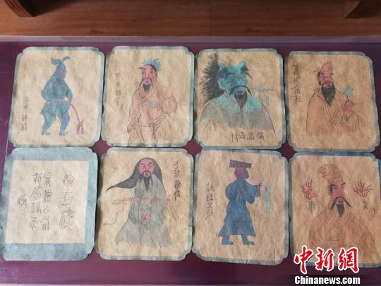 8幅壁画蓝本底稿的尺寸规格大致相同,长约29厘米、宽约26厘米。 李吉毅 摄