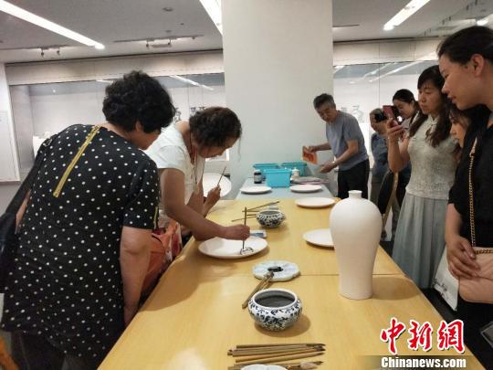 山西展出120件青花瓷。 杨佩佩 摄