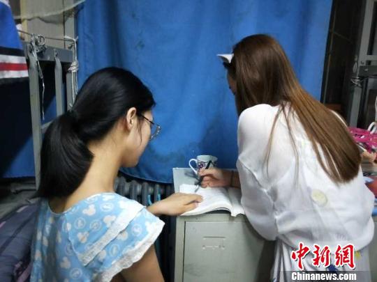心理专家认为,学生去心理咨询室寻求帮助是非常需要勇气的一件事。高校心理咨询作为专门的一个专业,需要我们用心理学的方法给学生疏导解决问题。 吴琼 摄