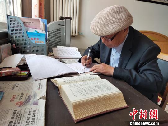 郭秀芳正在伏案工作。 王維寧 攝