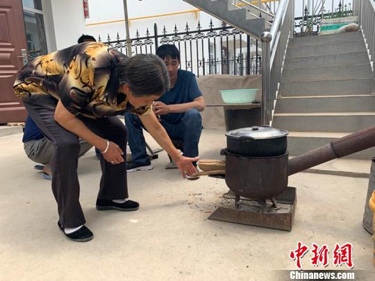 中午时分,天气晴好,当记者来到67岁的山西兴县人张芝娥家里时,由于不舍得用电,她正用院子里的简易灶台烧着柴火做饭,不大的院子被缕缕炊烟环绕。 刘小红 摄