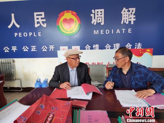 郭秀芳(左一)正在進行調解。 王維寧 攝