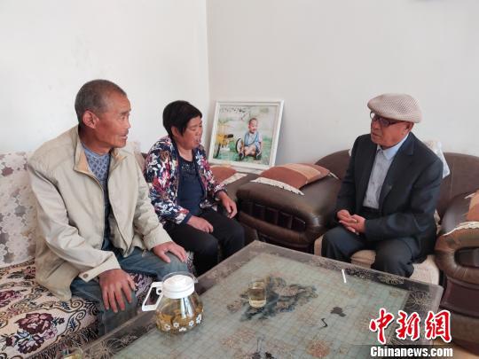 郭秀芳(左三)在村民家中進行調解。 王維寧 攝