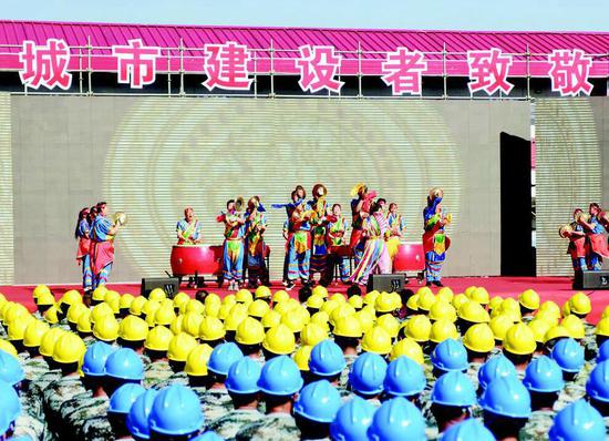 图为慰问演出现场。 米国伟