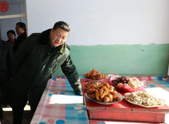 2017年,习近平在德胜村村民徐万家察看住房、生活设施、年货准备情况。张铎 摄