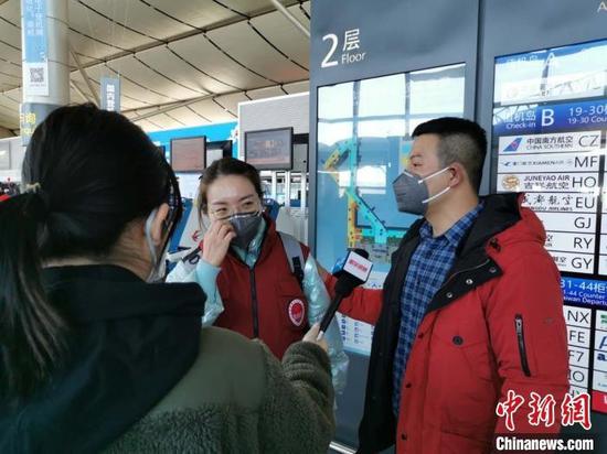 王冉是山西医科大学第二医院骨病区护士。 成宏 摄