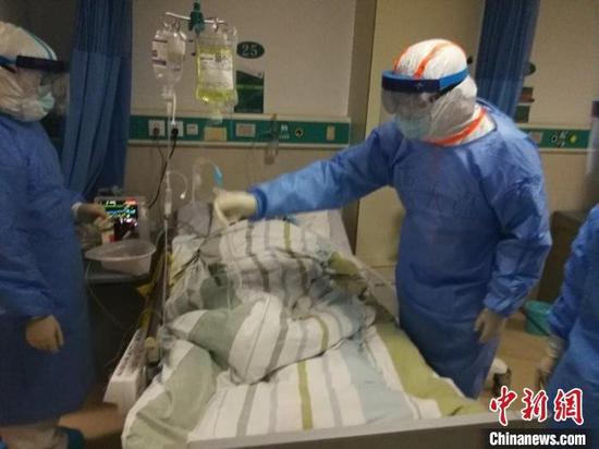 原大江诊疗现场。山医大二院供图