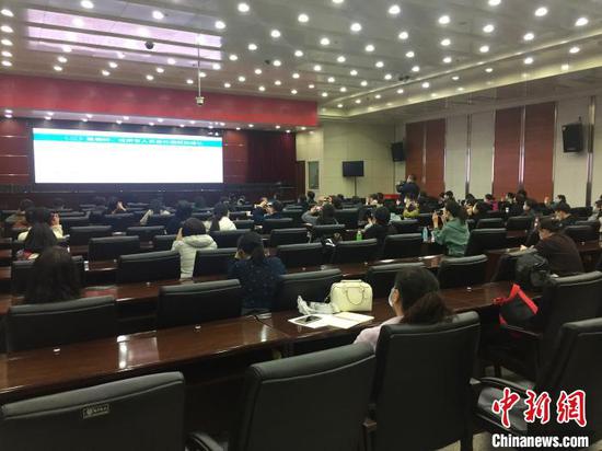 山西选派554名疫情防控指导员驻校指导高三年级开学疫情防控。 高瑞峰 摄