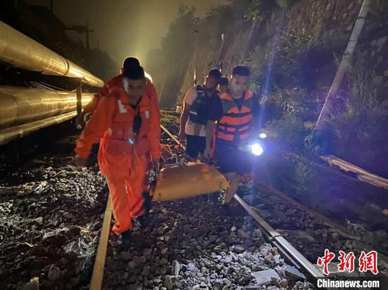 7月26日晚,山西太原一女子暴雨中骑电动车上坡时,被大水冲走,不幸身亡。太原消防供图