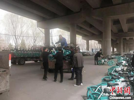 登记挂牌工作进行中。 杨佩佩 摄