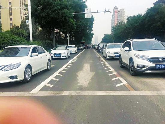 图为太原首次出现的锯齿状交通标线。 记者曹秀娟摄