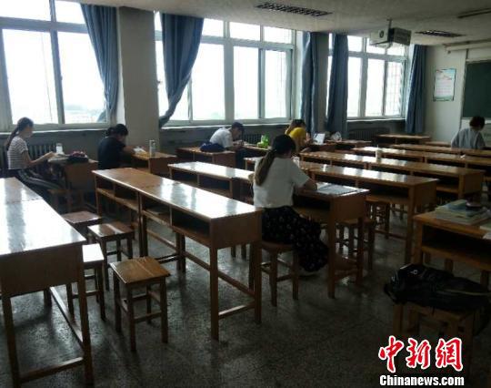 在多数高校,辅导员因常与学生在一起,更有机会了解学生的心理状态。 吴琼 摄