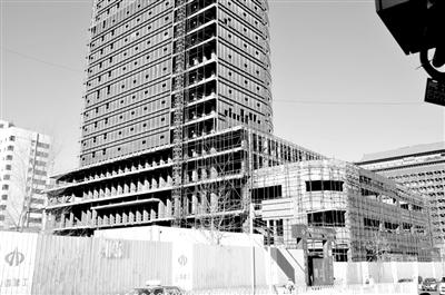 太原市迎泽大街附近的一座“烂尾楼”,已经闲置10多年。附近一位居民说,“五六年前曾安装外墙玻璃,还没装完就停工了。”记者 王井怀 摄