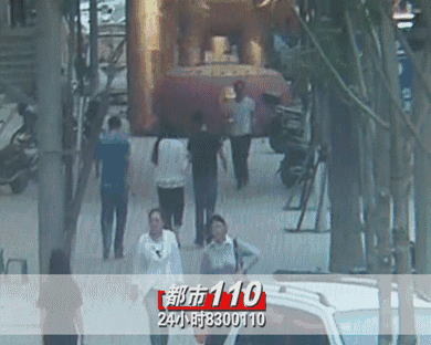 山西太原男子持菜刀在闹市疯狂追砍路人(图)