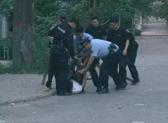 山西太原男子持菜刀在闹市疯狂追砍路人(图)