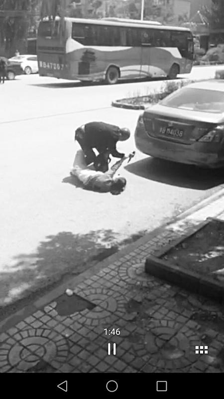 大同:一男子当街持刀抢劫女子 多名路人联手制