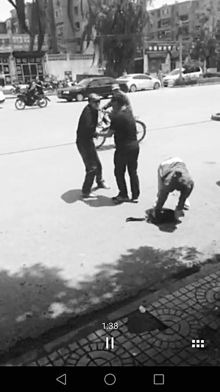 大同:一男子当街持刀抢劫女子 多名路人联手制