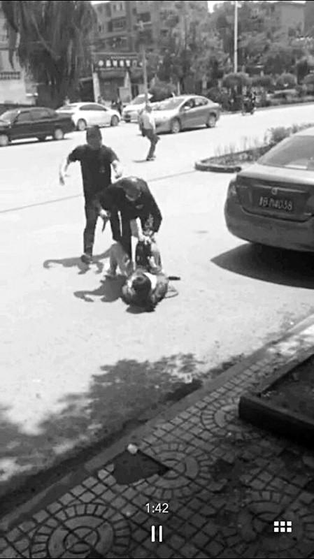 大同:一男子当街持刀抢劫女子 多名路人联手制