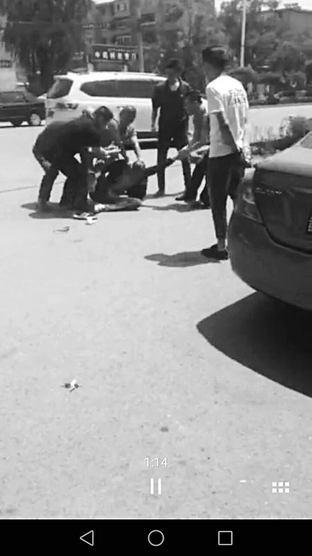 大同:一男子当街持刀抢劫女子 多名路人联手制