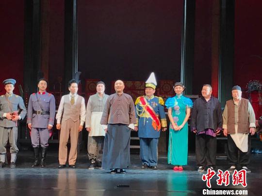 陈佩斯与演员谢幕。 胡健 摄
