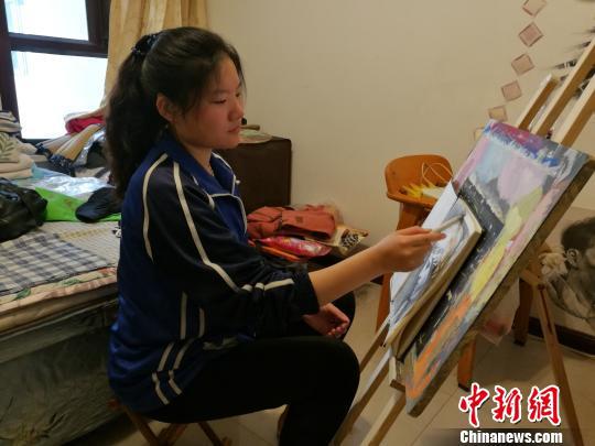 山西聋人女孩宿汝旸一个月前考入天津理工大学,在初中读书时,她还曾考全班倒数第一。图为宿汝旸在画画。 李娜 摄