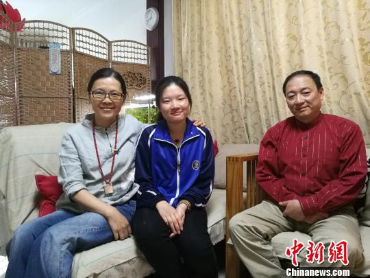 山西聋人女孩宿汝旸一个月前考入天津理工大学,在初中读书时,她还曾考全班倒数第一。图为宿汝旸一家三口。 李娜 摄 山西聋人女孩宿汝旸一个月前考入天津理工大学,在初中读书时,她还曾考全班倒数第一。图为宿汝旸一家三口。 李娜 摄