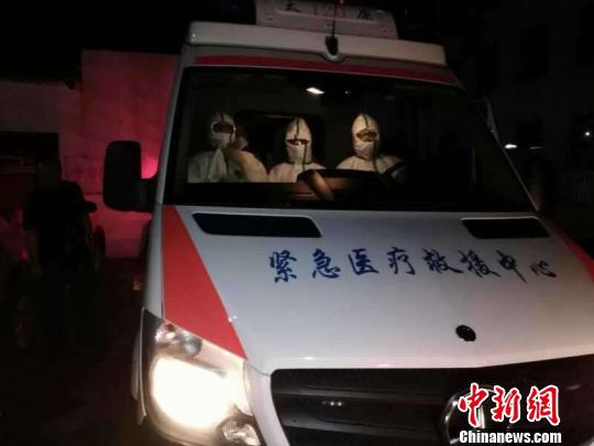 3名急救人员携多参数呼吸机赶赴医院,太原120急救中心主任唐新宇到场协调督战。太原市急救中心供图