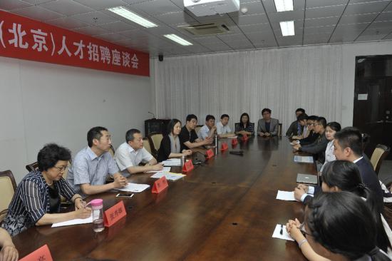 卫小春参加座谈会。新华网发(薛庆岭 摄)