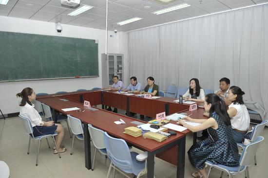 招聘会面试现场。新华网发(薛庆岭 摄)
