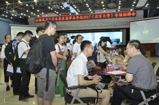 招聘会现场。新华网发(薛庆岭 摄)