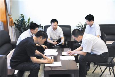 图为五月十五日,山西省运城市委常委、市纪委书记、市监委主任李曾贵(中)同执纪审查人员一起研究讨论留置案件。沈红星 摄
