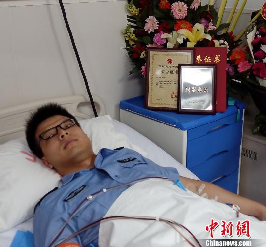 朱凯采集造血干细胞。 左彤 摄 朱凯采集造血干细胞。 左彤 摄