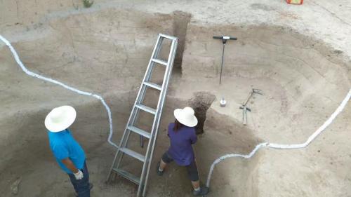 考古工作者在对宫城城墙基槽夯土进行环刀取样测密度。考古所提供 考古工作者在对宫城城墙基槽夯土进行环刀取样测密度。考古所提供