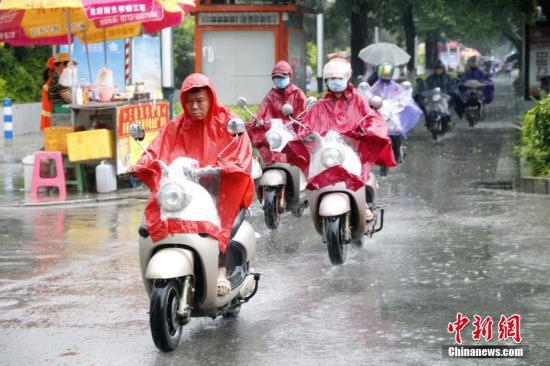 资料图:6月16日,广西柳州市遭暴雨侵袭,民众穿着雨衣骑电动车出行。 <a target='_blank' href='http://www.chinanews.com/'>中新社</a>记者 朱柳融 摄