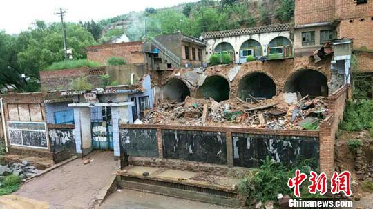柳林县遭遇罕见强降雨,降雨量达108.8毫米。图为:柳林县穆村镇张家山村房屋倒损。官方供图 柳林县遭遇罕见强降雨,降雨量达108.8毫米。图为:柳林县穆村镇张家山村房屋倒损。官方供图