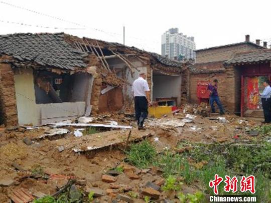 山阴县遭遇的强降雨,降雨集中,持续约50分钟,降雨量52.2毫米,全县4924人受灾,倒塌房屋99间。官方供图 山阴县遭遇的强降雨,降雨集中,持续约50分钟,降雨量52.2毫米,全县4924人受灾,倒塌房屋99间。官方供图