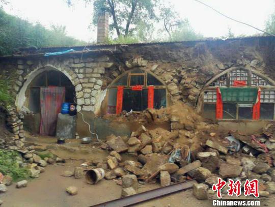 记者1日从山西省民政厅获悉,强降雨致当地65个县遭受洪涝灾害,造成近50万人受灾。图为:忻州市神池县村民房屋倒损。官方供图