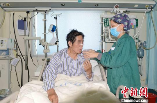 7月26日,一男性患者被路人发现意识不清、躺在长治市南广场的草丛里,随后救护车将其送至长治医学院附属和平医院急诊科。 范丽芳 摄