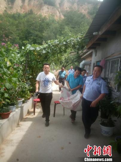 山西省森林公安局吕梁山分局下李派出所下李林场日前收到了一只群众捡到的受伤山羊,经森林公安民警现场查看,并咨询有关人员及网上对比,初步认定这是一只3岁的雄性矮鹿(狍子)。 李峰 摄
