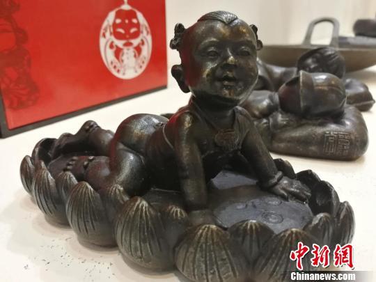 文博会上现场,铁壶、铁制茶具以及其它工艺品陈列于高低不等的展台和展架上,铁壶色泽暗沉,端庄沉稳,其上或刻龙凤、或落花草、或记禅语,笔触细密,纹理清晰可触。 范丽芳 摄