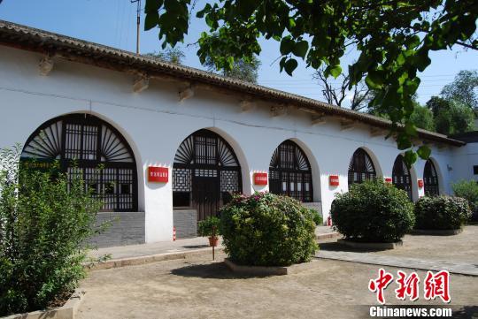 素有“小延安”之称的山西吕梁兴县曾是八路军120师师部所在地,又是晋绥根据地首府,与此同时,当地的“脏乱差”也是出了名的,环境卫生问题让拥有红色晋绥品牌而享誉天下的革命老区大打折扣。 贺丽云 摄