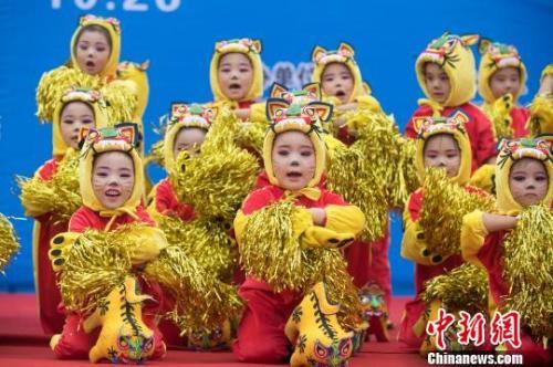 当地根据黎侯虎的形象编排歌舞表演,一群身着黎侯虎服的孩童虎头虎脑,呆萌可爱,他们前往多地表演,极受欢迎。 武俊杰 摄