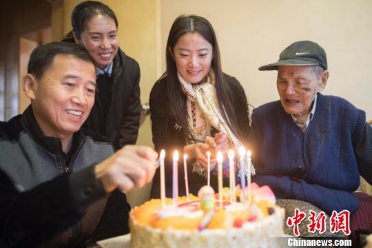 山西百岁抗战老兵庆生。 记者 韦亮 摄