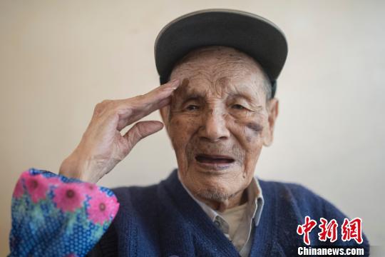 山西百岁抗战老兵庆生。 记者 韦亮 摄