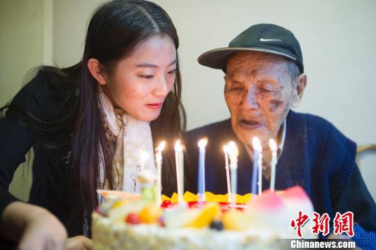 山西百岁抗战老兵庆生。 记者 韦亮 摄