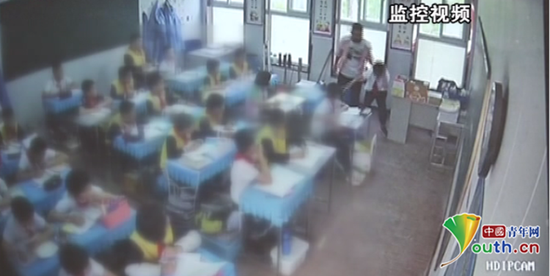学生被老师拖拽推搡。 监控视频截图