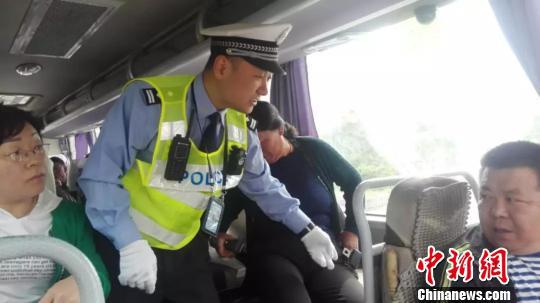 高速交警对客车乘车人使用安全带情况进行检查。陆祁国摄