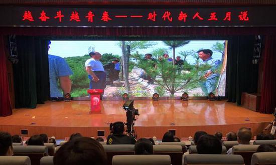 现场播放“时代新人”微视频